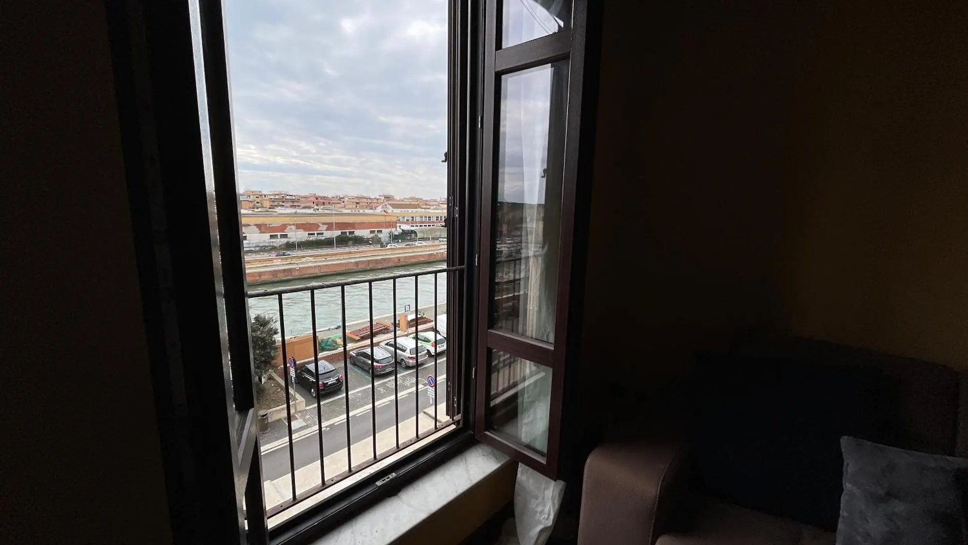 Vista Fiume - Aeroporto A 7 Minuti Prestigioso Appartamento Storico Fiumicino 0*,  Italy